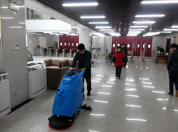 学校校园环境卫生怎么解决？推荐全自动洗地机、驾驶式扫地车